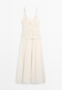 Cremefarbenes ärmelloses Kleid mit Spitzen-Bustier und fließendem, knöchellangem Rock, vor weißem Hintergrund präsentiert.