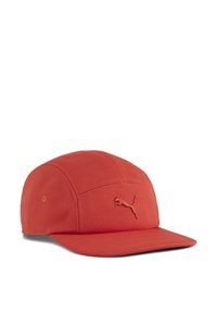 Rode pet met platte rand, geweven stof, zespanelenontwerp en reliëf Puma-logo aan de voorkant. Voorzien van ventilatie-oogjes.