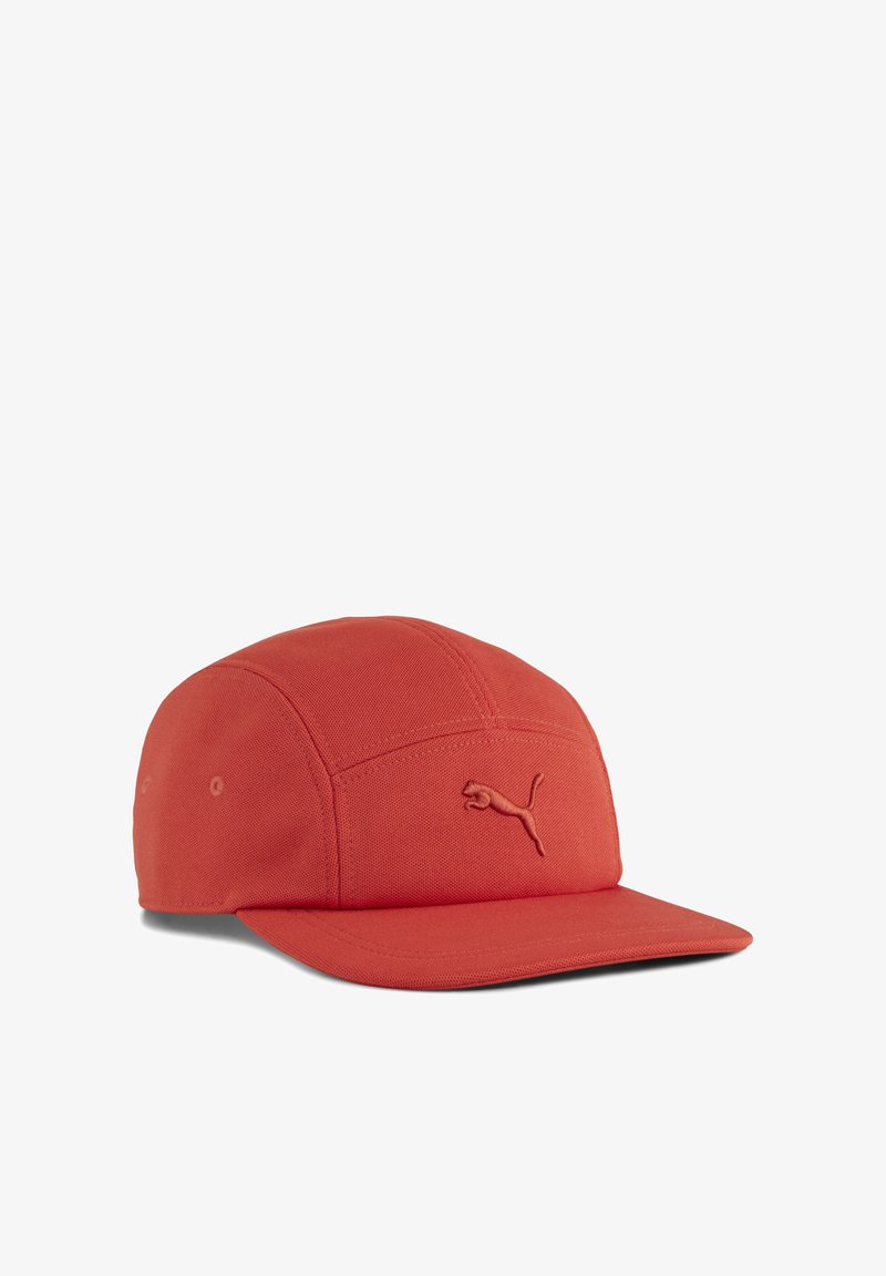 Rode pet met platte rand, geweven stof, zespanelenontwerp en reliëf Puma-logo aan de voorkant. Voorzien van ventilatie-oogjes.