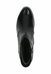 Botín negro de cuero suave, con punta redondeada y cremallera lateral. Forro interior visible, con un sutil logo.