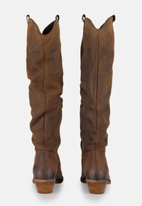 Stivali al ginocchio in pelle marrone con un design morbido, punta appuntita, cerniere ai lati e tacchi in legno sovrapposti.