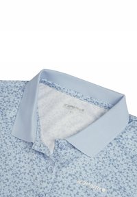 Polo de manga corta azul claro con un patrón floral, un cuello azul sólido, tres botones y el logo "Icepeak" en el pecho.