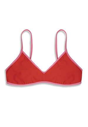 Haut court rouge en forme de triangle avec de fines bretelles roses et un bord rose autour des contours, posé à plat sur un fond blanc.