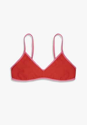 Haut court rouge en forme de triangle avec de fines bretelles roses et un bord rose autour des contours, posé à plat sur un fond blanc.