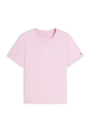 Helles rosa T-Shirt mit kurzen Ärmeln und Rundhalsausschnitt, mit dem weißen Schriftzug "Tommy Hilfiger EST. 1985" und einem kleinen Logo am linken Ärmel.