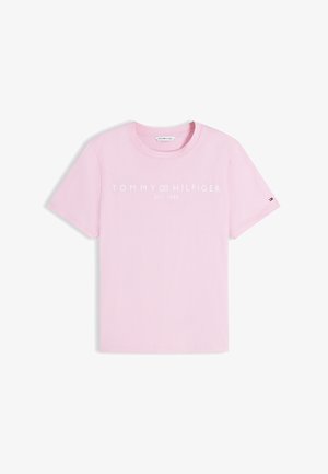 Helles rosa T-Shirt mit kurzen Ärmeln und Rundhalsausschnitt, mit dem weißen Schriftzug "Tommy Hilfiger EST. 1985" und einem kleinen Logo am linken Ärmel.