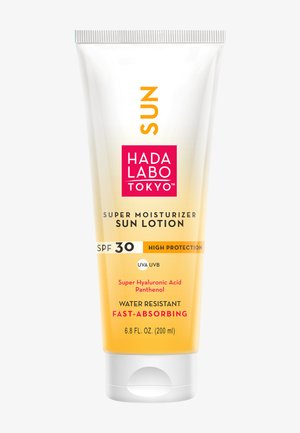 Tube de Hada Labo Tokyo Super Moisturizer Sun Lotion SPF 30, résistant à l’eau, rapidement absorbé avec acide hyaluronique et panthénol, 200 ml.