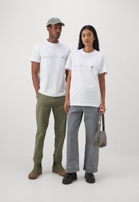 Calvin Klein Jeans LOGO REPEAT - Camiseta estampada - bright white