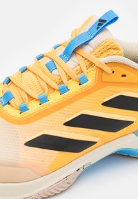 adidas Performance AVACOURT 2  - Tennissko til grusbane - semi spark/core black/blue burst
