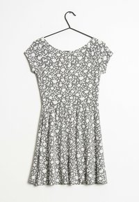 Grau blumiges Kleid an einem Kleiderbügel, mit kurzen Ärmeln, einem runden Ausschnitt und einem ausgestellten Rock. Der Stoff hat ein strukturiertes, weiches Aussehen.