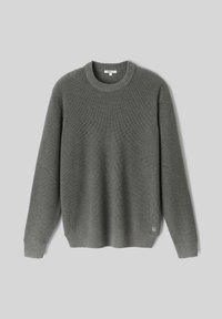 Pull gris à manches longues en maille avec poignets, ourlet et col côtelés, posé à plat sur un fond gris clair.