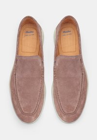 Wildleder Slipper in hellem Mauve mit elastischen Seitenelementen, strukturiertem Innenfutter und weicher cremefarbener Sohle. Runde Zehenpartie mit Ziernähten.