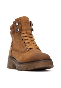 Botín de cuero marrón hasta el tobillo con punta redonda, ojales de metal y diseño con cordones. Cuenta con una suela gruesa y acentos texturizados para mayor agarre.