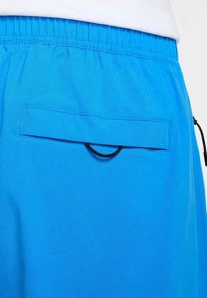 Pantaloni corti blu con vita elasticizzata, dotati di una tasca posteriore con apertura orizzontale e un cordino nero per un facile accesso.