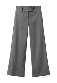 Pantalones de pierna ancha grises, hechos de una tela texturizada con un acabado suave. Presentan una cinturilla plana y dos botones negros en la parte delantera.