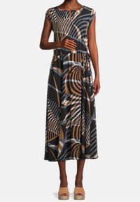 Maxiklänning i mönstrad tyg med svarta, grå och bruna virvlar. Korta ärmar, åtsittande midja och lös kjol med knytdetalj.