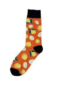 Orange Socken mit einem Muster aus Limetten und Limettenscheiben, grünen Blättern, schwarzem Bündchen und strukturiertem Obermaterial.