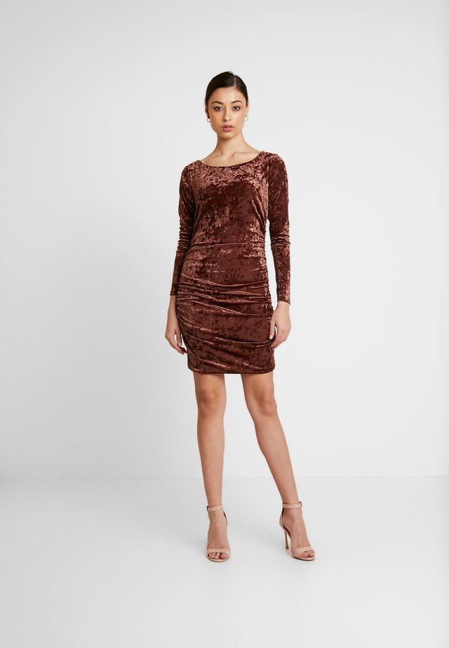 MINI DRESS - Fodralklänning - brown