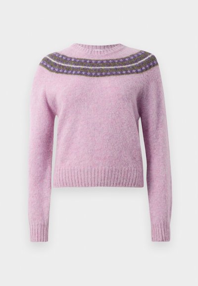 Rozā vilnas džemperis ar apaļu apkakli, garām piedurknēm un dekoratīvu rakstainu ielaidu tumši violetā un zaļā krāsā. Riboto piedurkņu un apakšmalu izpildījums.