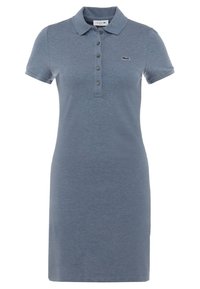 Niebieska sukienka polo wykonana z miękkiej bawełny, z zapinaniem na guziki, krótkimi rękawami i logo na lewej piersi. Klasyczny krój, do kolan.
