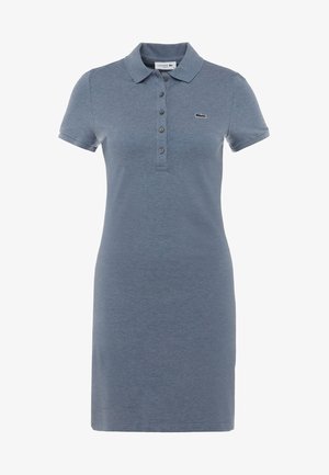 Blaues Polo-Kleid aus weichem Baumwollstoff mit Knopfleiste, kurzen Ärmeln und einem Logo auf der linken Brust. Klassische Passform, knielang.