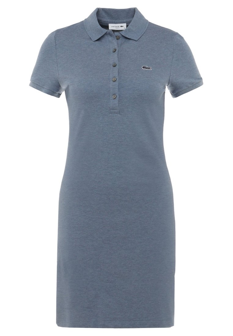 Niebieska sukienka polo wykonana z miękkiej bawełny, z zapinaniem na guziki, krótkimi rękawami i logo na lewej piersi. Klasyczny krój, do kolan.