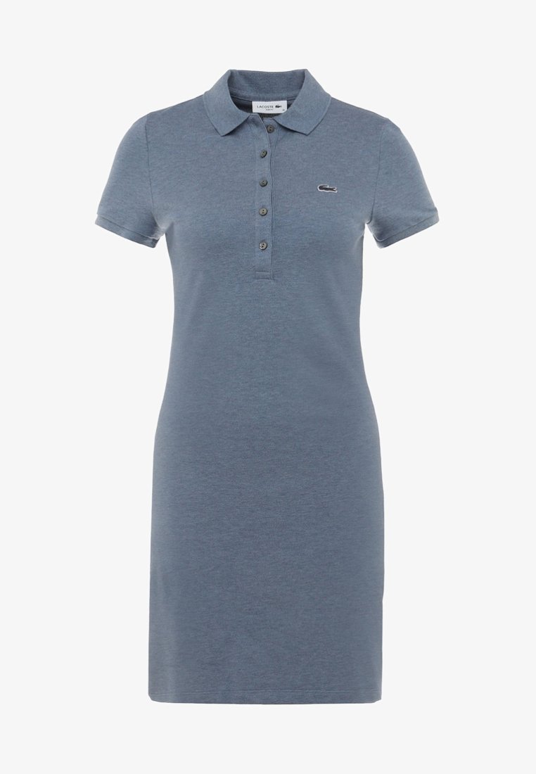 Niebieska sukienka polo wykonana z miękkiej bawełny, z zapinaniem na guziki, krótkimi rękawami i logo na lewej piersi. Klasyczny krój, do kolan.