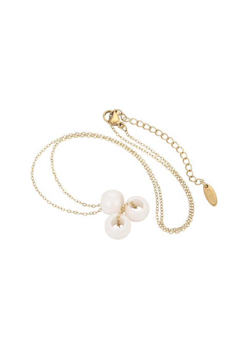 Collana in oro con tre perline in ceramica bianca. Due perline tonde e una perla quadrata, dotata di chiusura a gabbia e lunghezza regolabile.