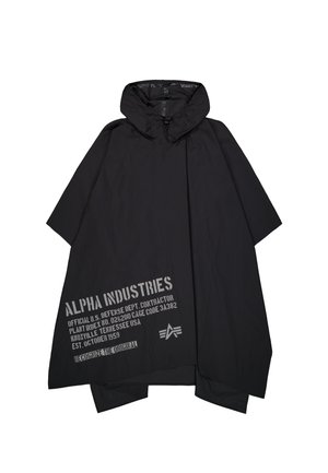 Črni najlonski pončo z visokim ovratnikom, na sprednji strani s sivim tiskanjem besedila in logotipa. Ima ohlapen, prevelik kroj in kratke rokave.