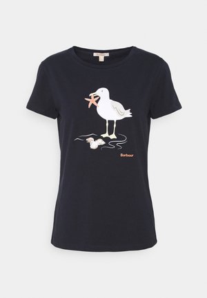 Granatowy t-shirt z grafiką mewy trzymającej rozgwiazdę w dziobie, muszelkami i słowem "Barbour" pod ptakiem.