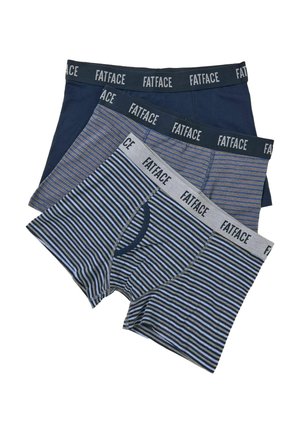 Drei Herrenboxershorts mit FatFace gebrandeten Bündchen in einfarbigem Marineblau, Blau mit dünnen orangen Streifen und Blau mit schwarzen und weißen Streifen.