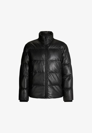 Schwarze Steppjacke aus Leder mit hohem Kragen, Reißverschluss vorne und horizontalen Steppnähten. Die Bündchen sind gerippt für eine bessere Passform.