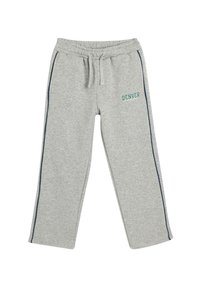 Grijze joggingbroek met een elastische tailleband, trekkoord, zijstrepen in marineblauw, en "DENVER" geborduurd in het groen op het linker bovenbeen. Zachte textuur.