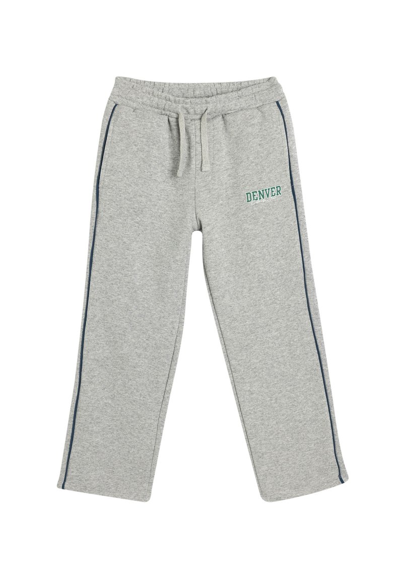 Grijze joggingbroek met een elastische tailleband, trekkoord, zijstrepen in marineblauw, en "DENVER" geborduurd in het groen op het linker bovenbeen. Zachte textuur.