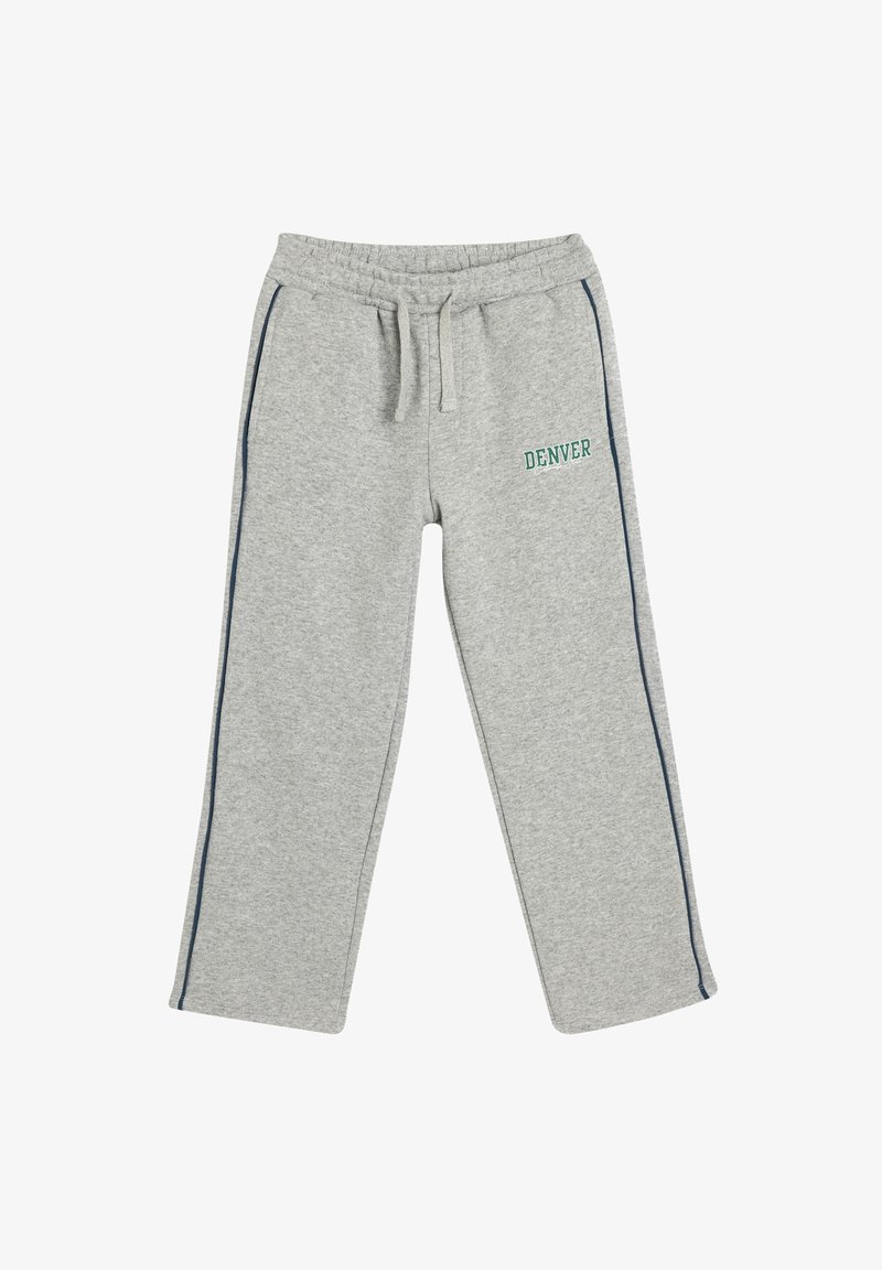 Grå sweatpants med elastisk talje, snoretræk, sølvstriber på siderne og "DENVER" broderet i grønt på venstre lår. Blød tekstur.