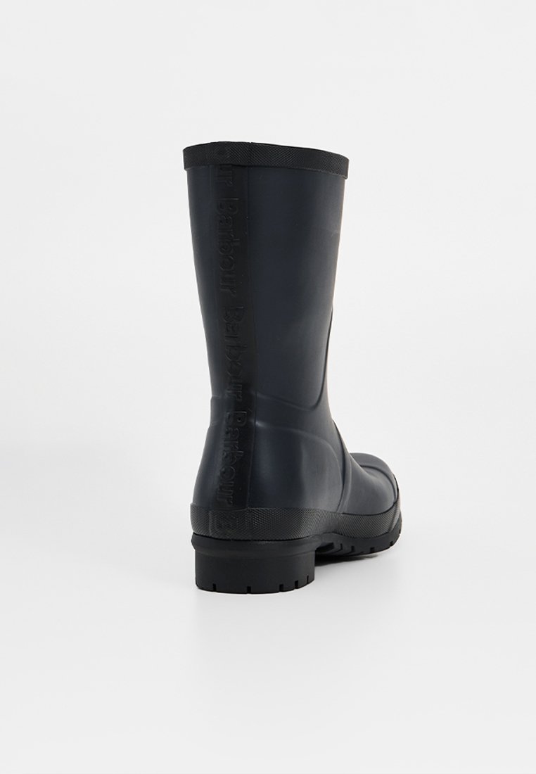 Schwarzer, wasserdichter Gummistiefel mit abgerundeter Zehe, strukturiertem Sohlenprofil und geprägtem Logo-Detail an der Seite. Glatte Oberfläche und Schafthöhe bis zur Mitte des Waden.