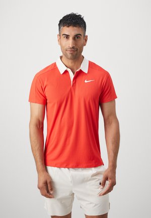 Polo rosso con colletto bianco, maniche corte e logo Nike sul lato sinistro del petto. Realizzato in tessuto morbido e leggero.