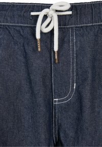 Shorts en denim de teinte bleu foncé, avec un cordon de serrage blanc aux extrémités dorées et des surpiqûres apparentes. Taille élastique pour plus de confort.