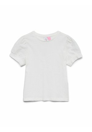 Biała koszula z krótkim rękawem, z bufkami z ażurowej koronki i ściągaczami, okrągłym dekoltem oraz różową metką wewnątrz kołnierza.