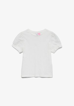 Biała koszula z krótkim rękawem, z bufkami z ażurowej koronki i ściągaczami, okrągłym dekoltem oraz różową metką wewnątrz kołnierza.