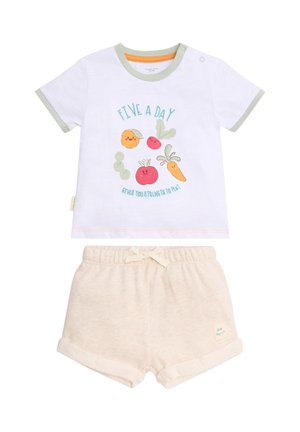Camiseta blanca de manga corta para niño pequeño con estampados de frutas y verduras, y pantalones cortos beige con cintura elástica y lazo ajustable.