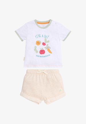 Camiseta blanca de manga corta para niño pequeño con estampados de frutas y verduras, y pantalones cortos beige con cintura elástica y lazo ajustable.