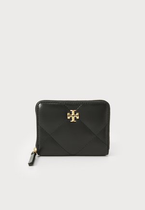 Billetera de cuero negra con un diseño acolchado, logo dorado en la parte frontal, cierre con cremallera y un pequeño tirador de cuero.