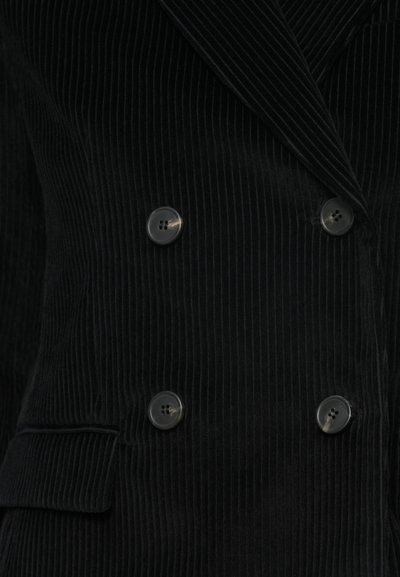 Blazer em corduroy preto com um design de dois botões, com riscas verticais proeminentes, dois botões cinzentos e lapela com entalhe.