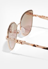 Michael Kors CATALONIA - Päikeseprillid - rose gold shiny/light brown pink gradient flash