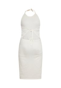 Abito bianco a coste con collo halter, forma aderente, schiena scoperta con dettagli legati e orlo di lunghezza media. Tessuto morbido con righe verticali.