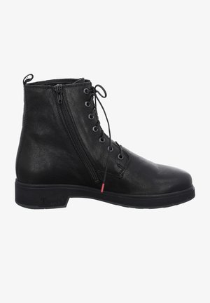 Schwarze Leder-Ankle-Boots mit glatter Textur, ausgestattet mit einer Schnürung vorne und einem seitlichen Reißverschluss. Robuste schwarze Sohle mit roten Akzenten.