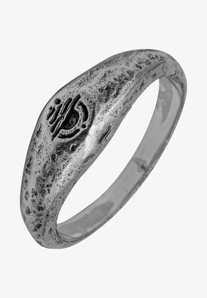 Srebrn prstan z rahlo teksturirano površino in graviranim krožnim vzorcem na vrhu. Gladek obroček in zaobljeni robovi.