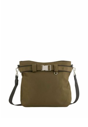 Oliwkowa torba na ramię z regulowanym czarnym paskiem, przedni pasek z metalową klamrą i srebrnymi elementami na białym tle.