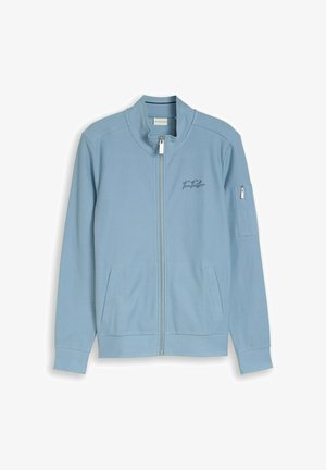 Hellblauer Reißverschlussjacke mit hohem Kragen, zwei Fronttaschen, einer Reißverschlusstasche am linken Ärmel und besticktem Text auf der Brust.